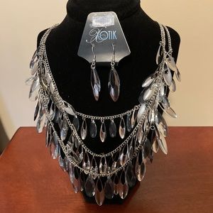 Necklace and earrings set.